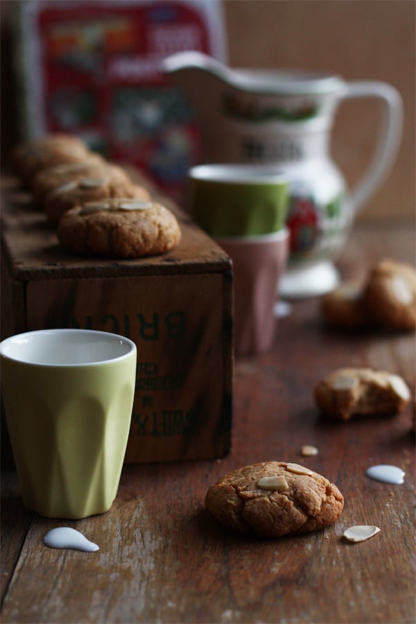 Lebkuchen and milk