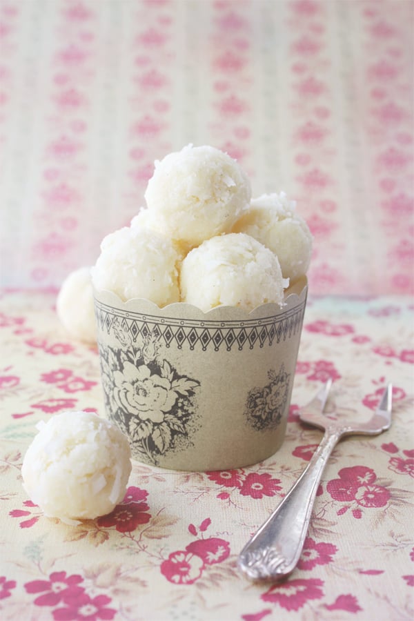 White Chocolate, Coconut And Vanilla Dessert Balls