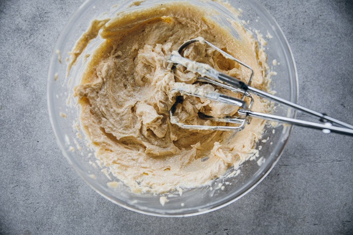 Whisk butter, sugar, vanilla extract and egg in a bowl.