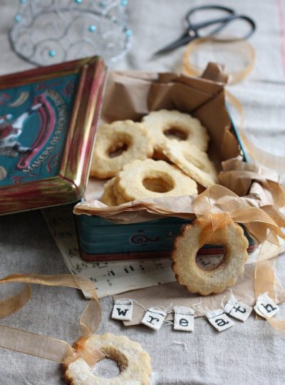 Lemon And Almond Cookie Wreaths