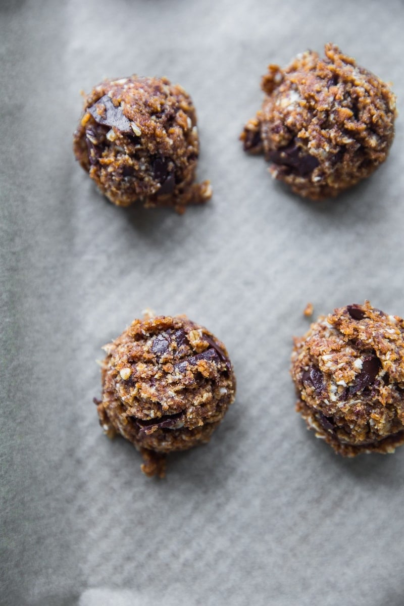 Vegan Almond Butter And Chocolate Cookies - Cook Republic #vegan #healthy