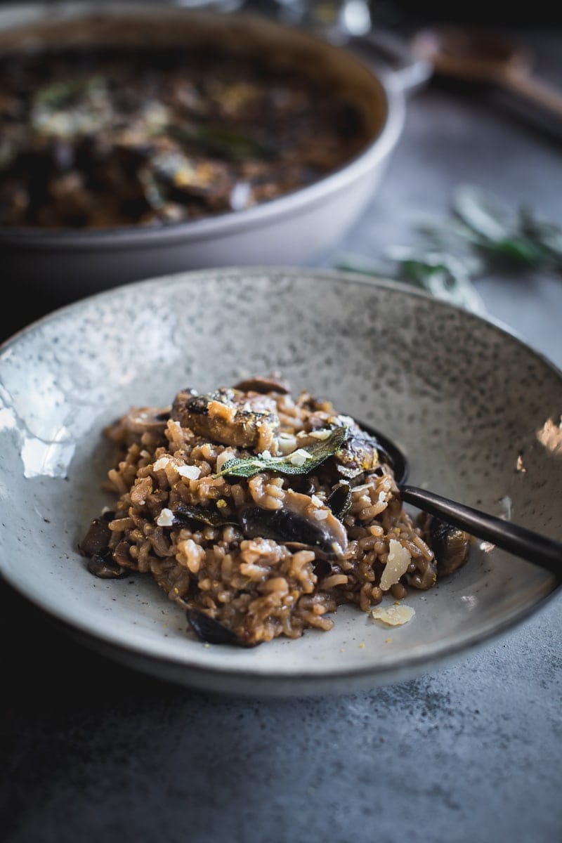 Vegan Baked Mushroom Garlic Sage Risotto - Cook Republic #veganrisotto #mushroomrisotto #bakedrisotto