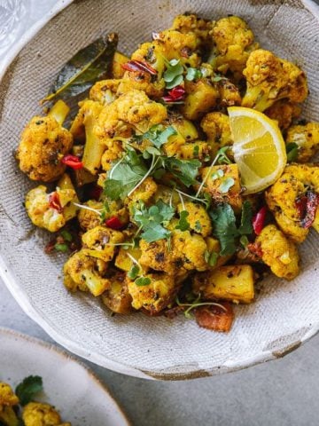 Vegan Aloo Gobi (Potato Cauliflower Curry) - Cook Republic #aloogobi #vegandinner #veganindian
