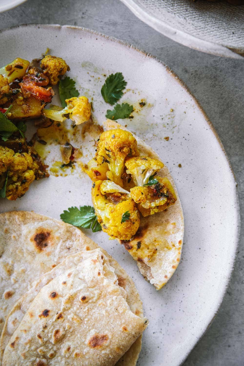 Vegan Aloo Gobi (Potato Cauliflower Curry) - Cook Republic #aloogobi #vegandinner #veganindian