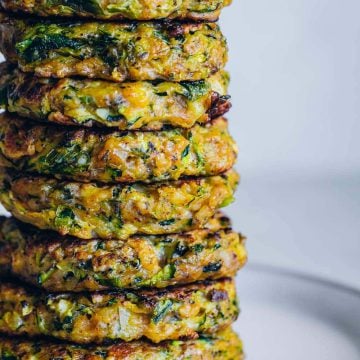 Crispy Zucchini Halloumi Fritters - Cook Republic #zucchinifritters