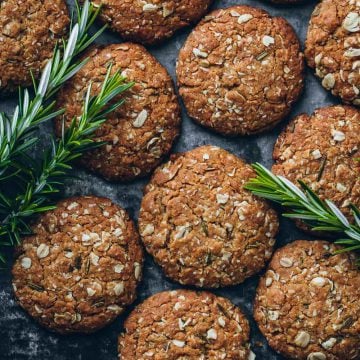 Rosemary Anzac Biscuits - Cook Republic #anzacbiscuits #rosemaryanzac #bikkies